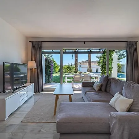 Con Piscina Privada Y Jardin Holiday home *